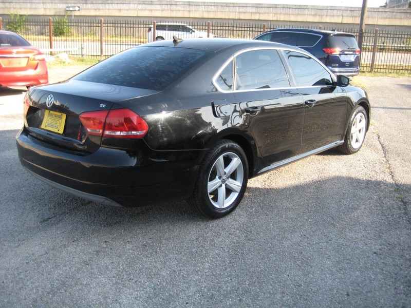 Volkswagen Passat Vehicle Full-screen Gallery Image 04