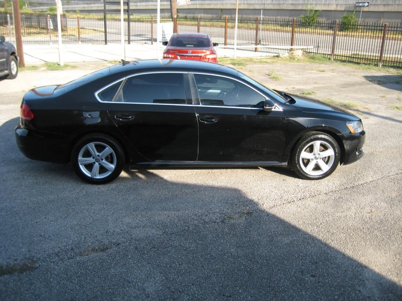 Volkswagen Passat Vehicle Full-screen Gallery Image 05