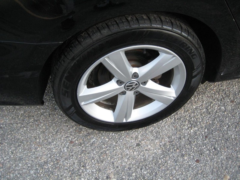 Volkswagen Passat Vehicle Full-screen Gallery Image 09