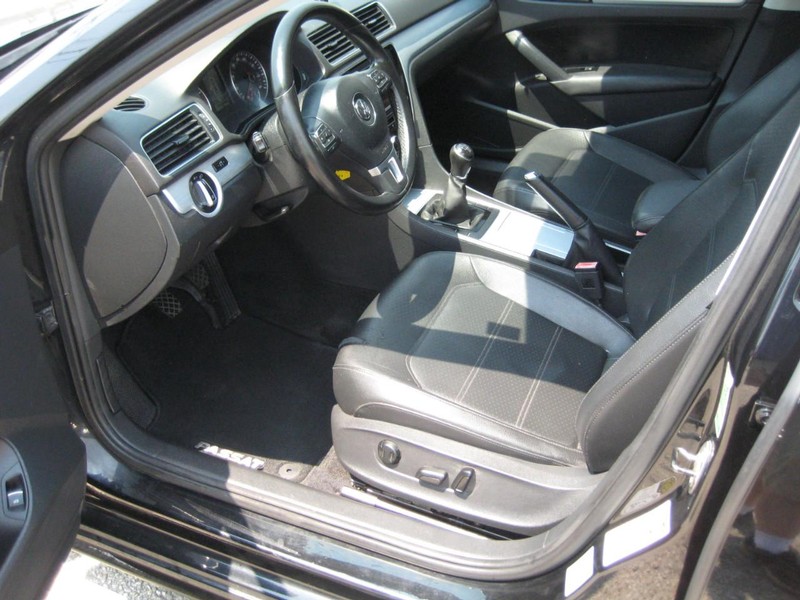 Volkswagen Passat Vehicle Full-screen Gallery Image 11