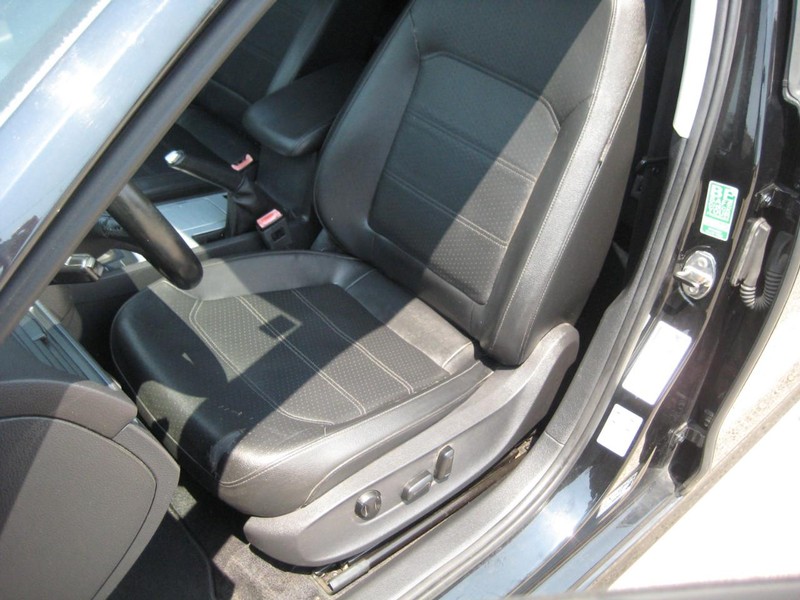 Volkswagen Passat Vehicle Full-screen Gallery Image 12