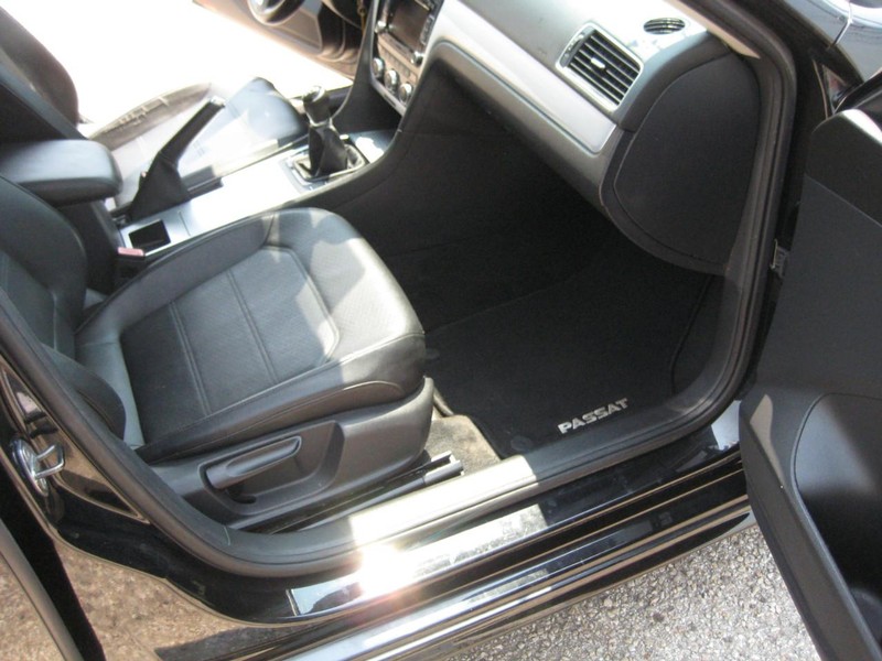 Volkswagen Passat Vehicle Full-screen Gallery Image 13