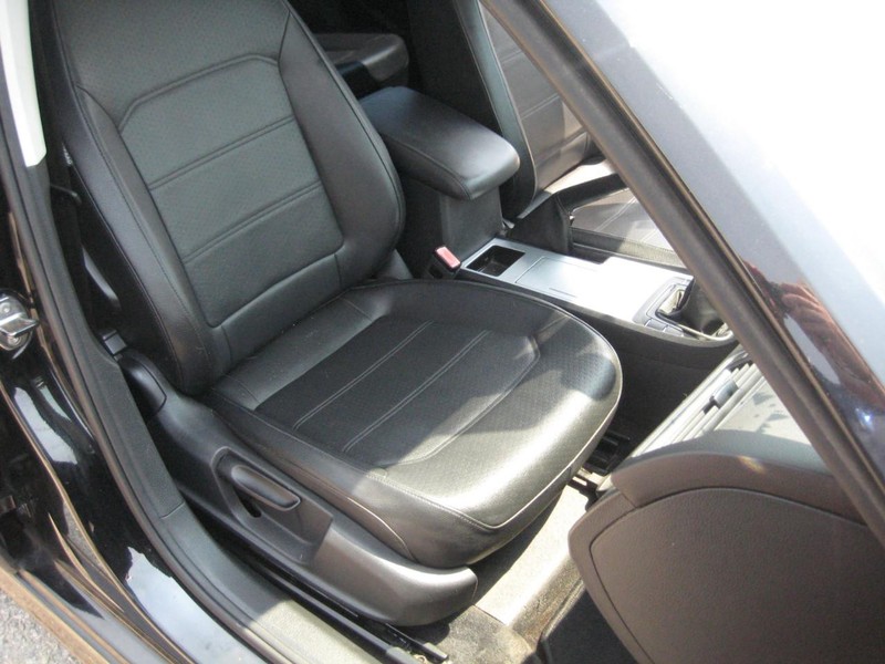 Volkswagen Passat Vehicle Full-screen Gallery Image 14