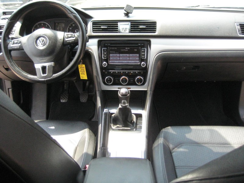 Volkswagen Passat Vehicle Full-screen Gallery Image 15
