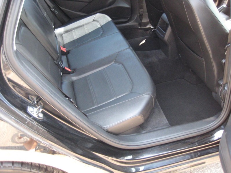 Volkswagen Passat Vehicle Full-screen Gallery Image 16