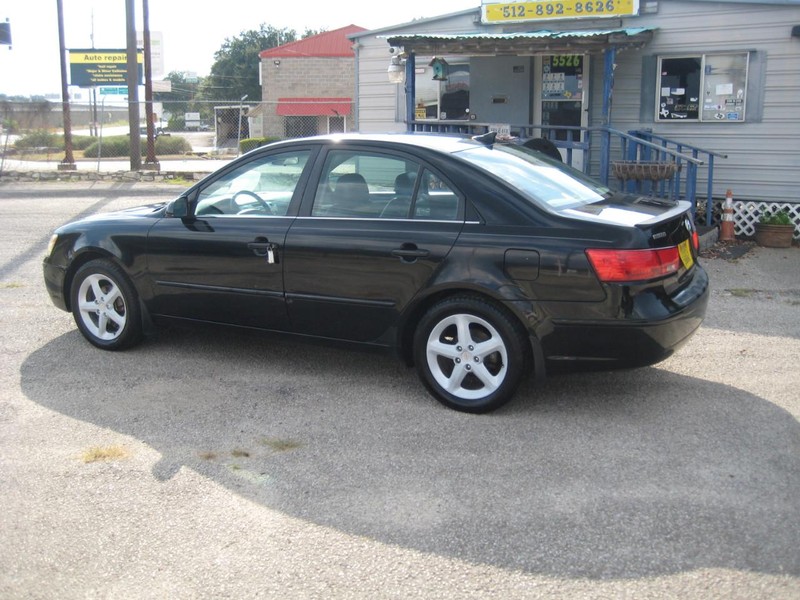 Hyundai Sonata Vehicle Full-screen Gallery Image 02
