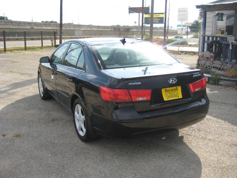 Hyundai Sonata Vehicle Full-screen Gallery Image 03