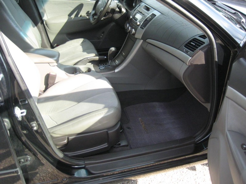 Hyundai Sonata Vehicle Full-screen Gallery Image 12