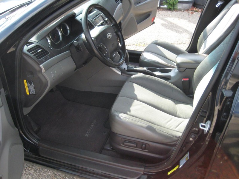 Hyundai Sonata Vehicle Full-screen Gallery Image 14