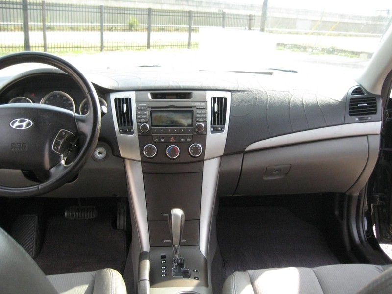 Hyundai Sonata Vehicle Full-screen Gallery Image 16