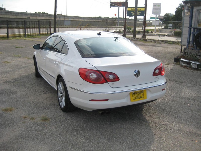 Volkswagen CC Vehicle Full-screen Gallery Image 03