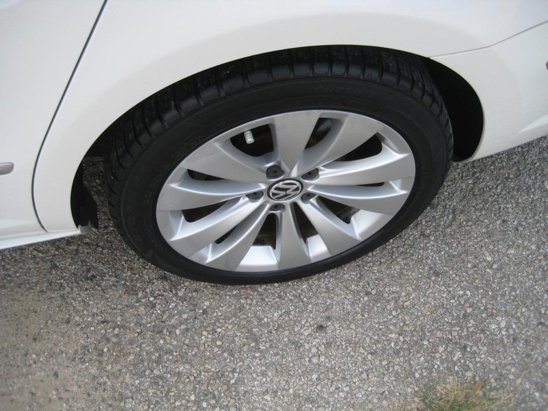 Volkswagen CC Vehicle Full-screen Gallery Image 09