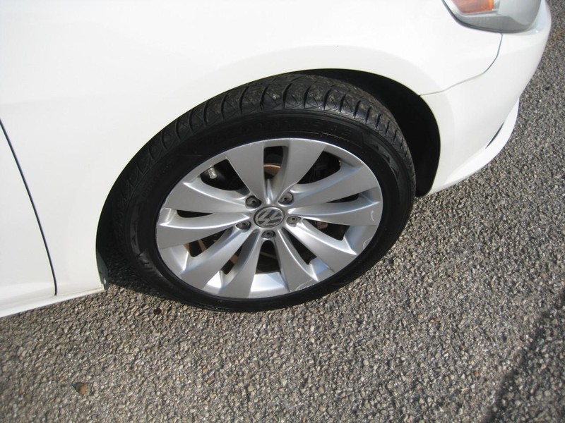 Volkswagen CC Vehicle Full-screen Gallery Image 11