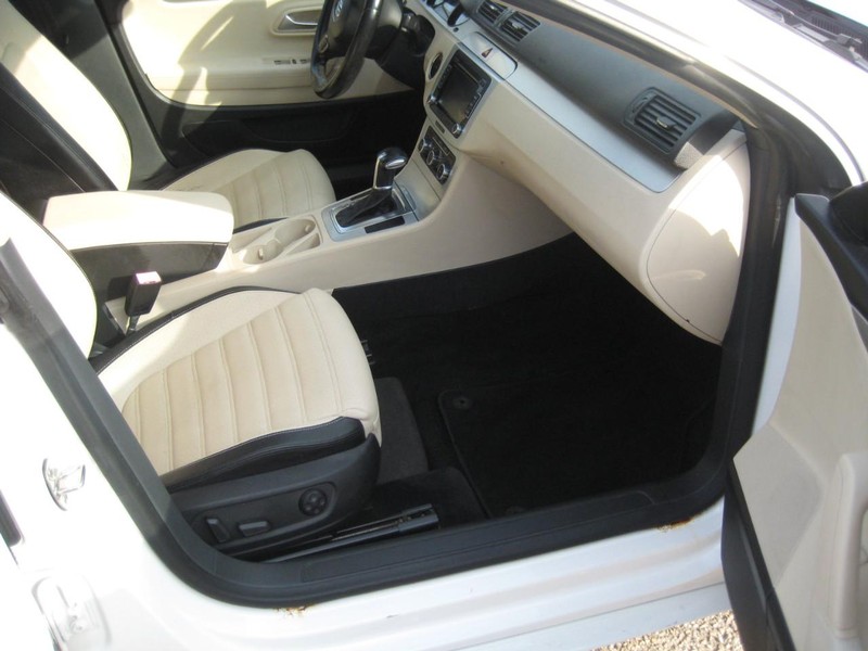 Volkswagen CC Vehicle Full-screen Gallery Image 12