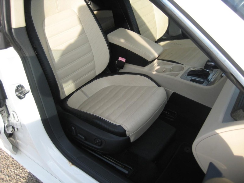 Volkswagen CC Vehicle Full-screen Gallery Image 13