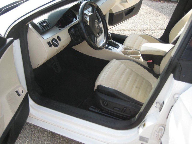 Volkswagen CC Vehicle Full-screen Gallery Image 16