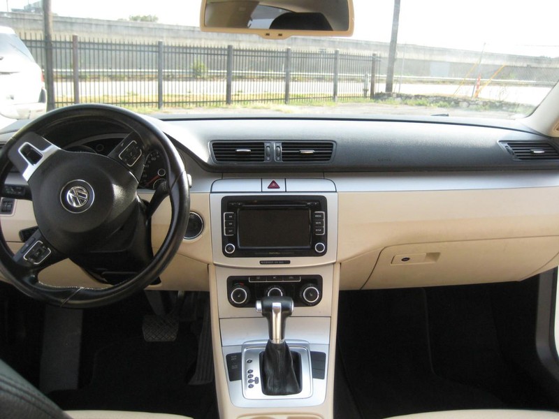 Volkswagen CC Vehicle Full-screen Gallery Image 18