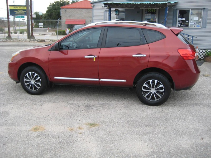 Nissan Rogue Vehicle Image 02