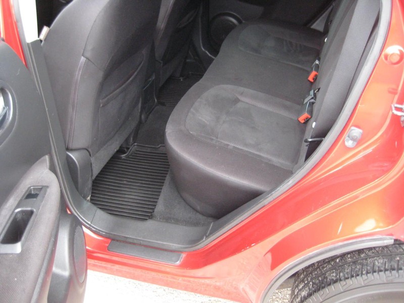 Nissan Rogue Vehicle Image 14