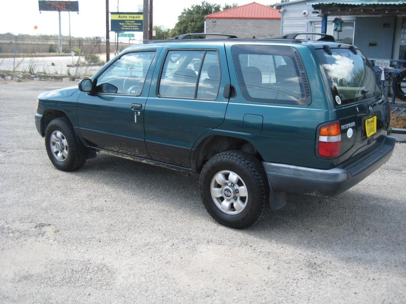Nissan Pathfinder Vehicle Full-screen Gallery Image 02