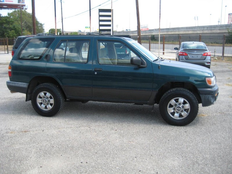 Nissan Pathfinder Vehicle Full-screen Gallery Image 04
