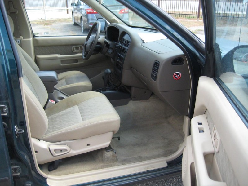 Nissan Pathfinder Vehicle Full-screen Gallery Image 11
