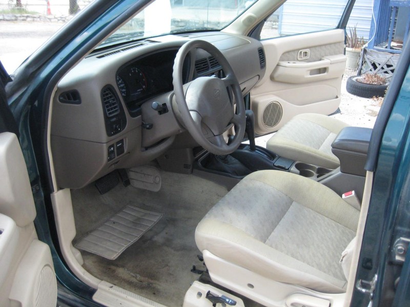 Nissan Pathfinder Vehicle Full-screen Gallery Image 15