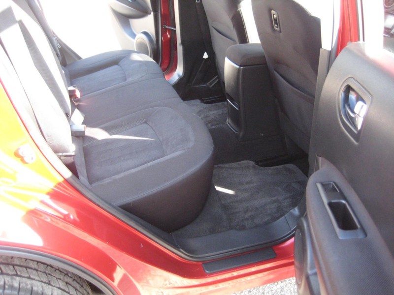 Nissan Rogue Vehicle Image 18