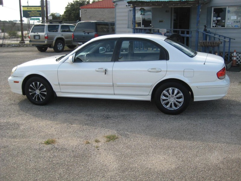 Hyundai Sonata Vehicle Full-screen Gallery Image 02