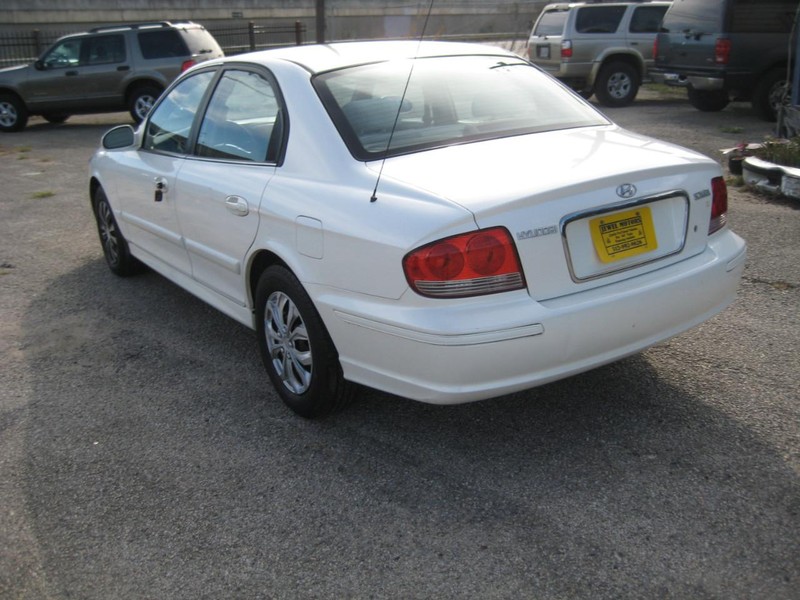 Hyundai Sonata Vehicle Full-screen Gallery Image 03