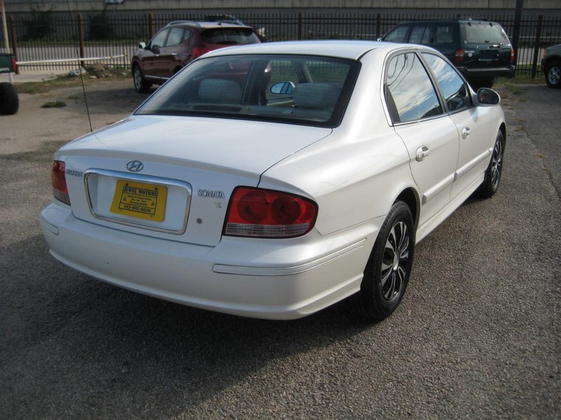 Hyundai Sonata Vehicle Full-screen Gallery Image 04