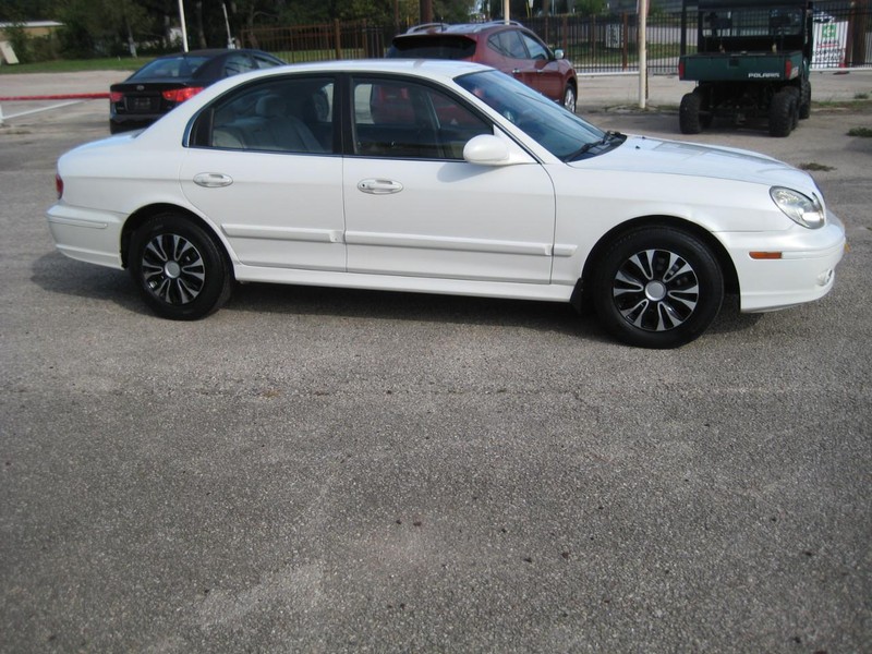 Hyundai Sonata Vehicle Full-screen Gallery Image 05