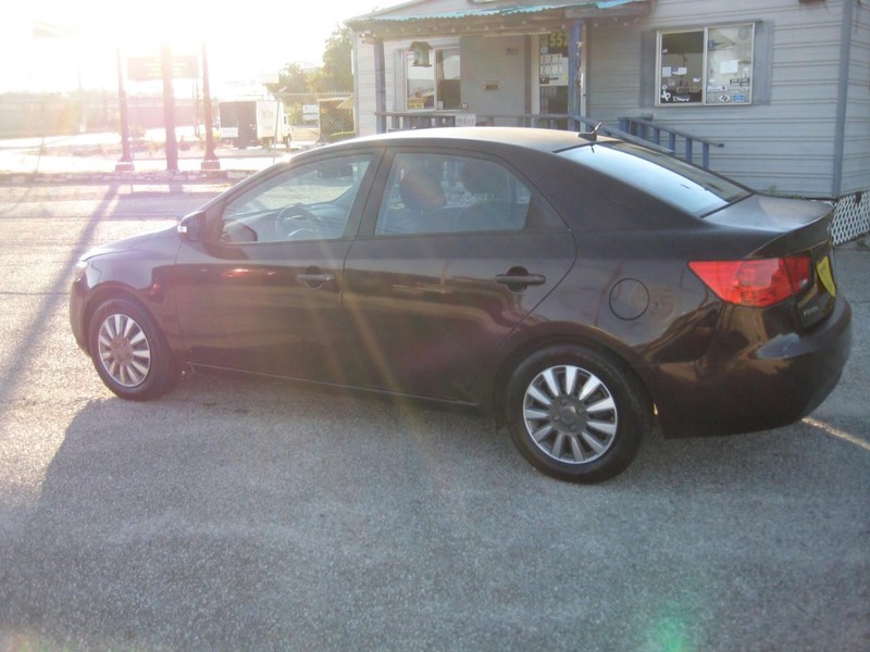 Kia Forte Vehicle Full-screen Gallery Image 03