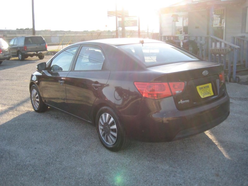 Kia Forte Vehicle Full-screen Gallery Image 04