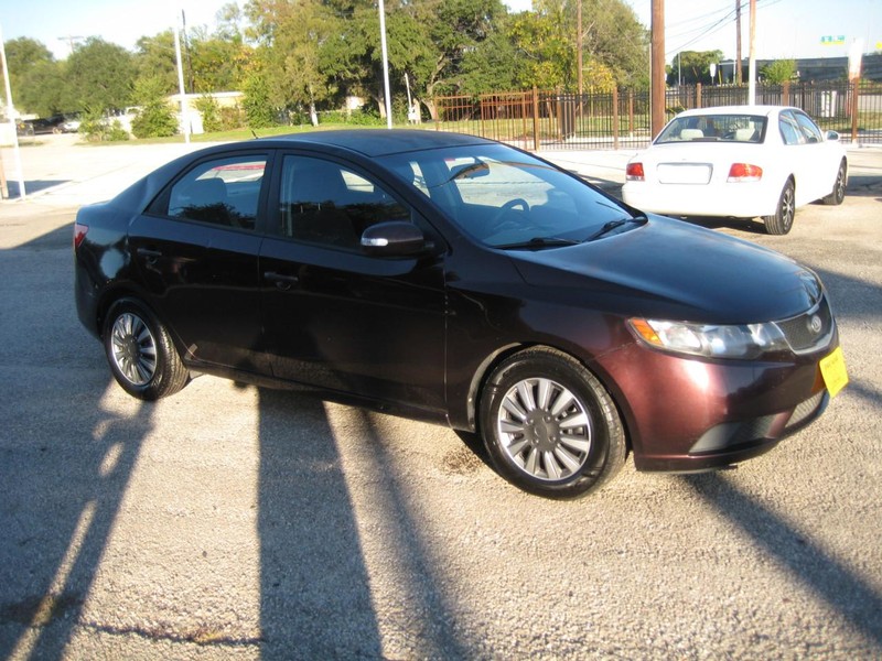 Kia Forte Vehicle Full-screen Gallery Image 07