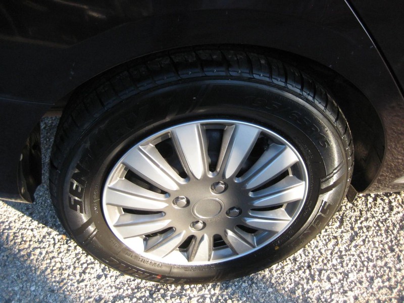 Kia Forte Vehicle Full-screen Gallery Image 10