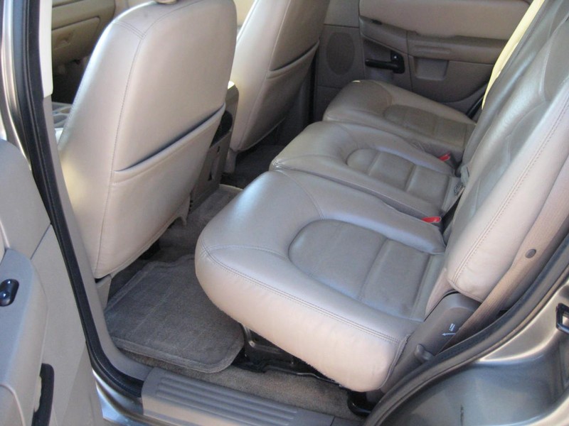 Ford Explorer Vehicle Image 11