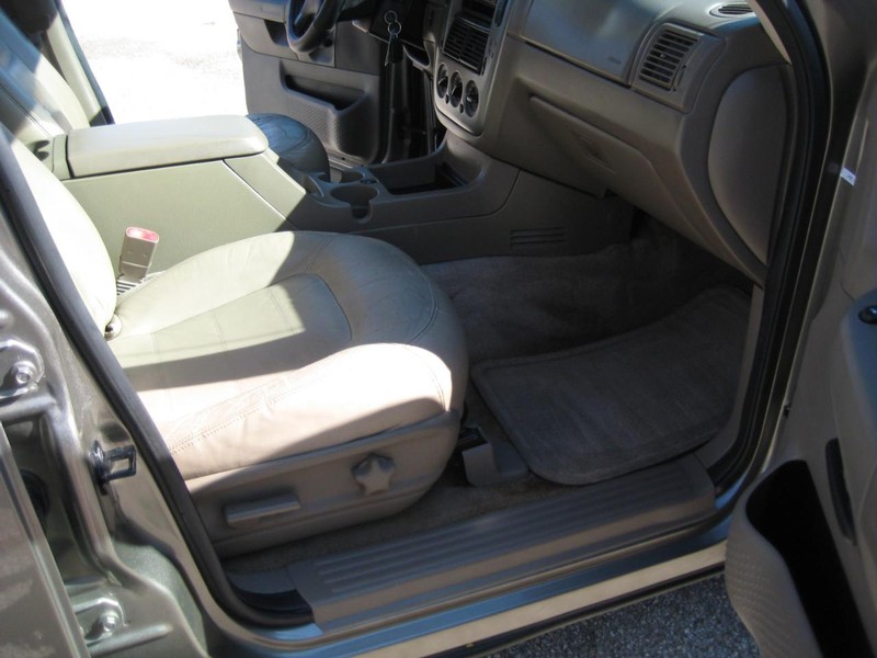 Ford Explorer Vehicle Image 15