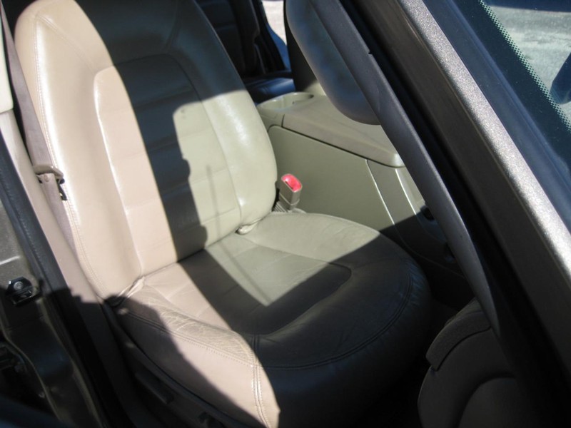 Ford Explorer Vehicle Image 16