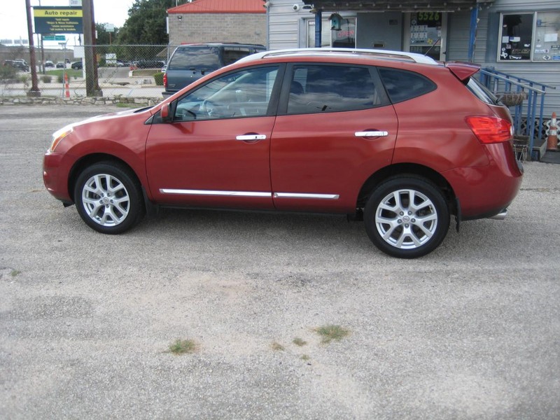 Nissan Rogue Vehicle Image 02
