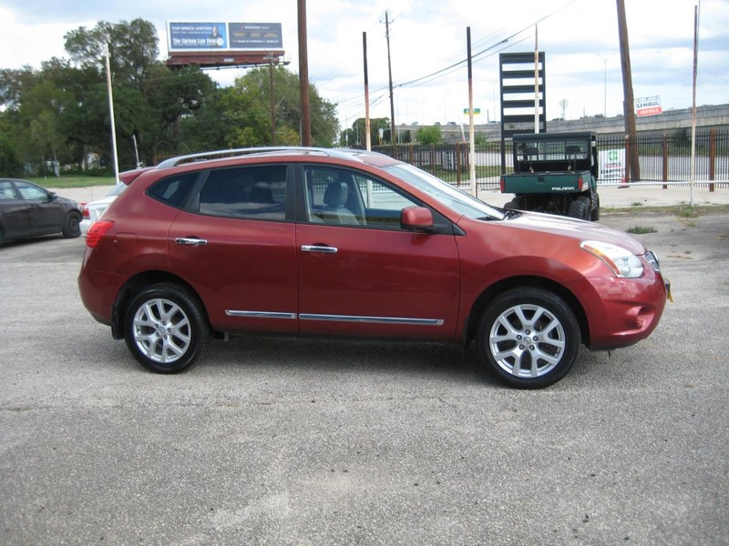 Nissan Rogue Vehicle Image 05