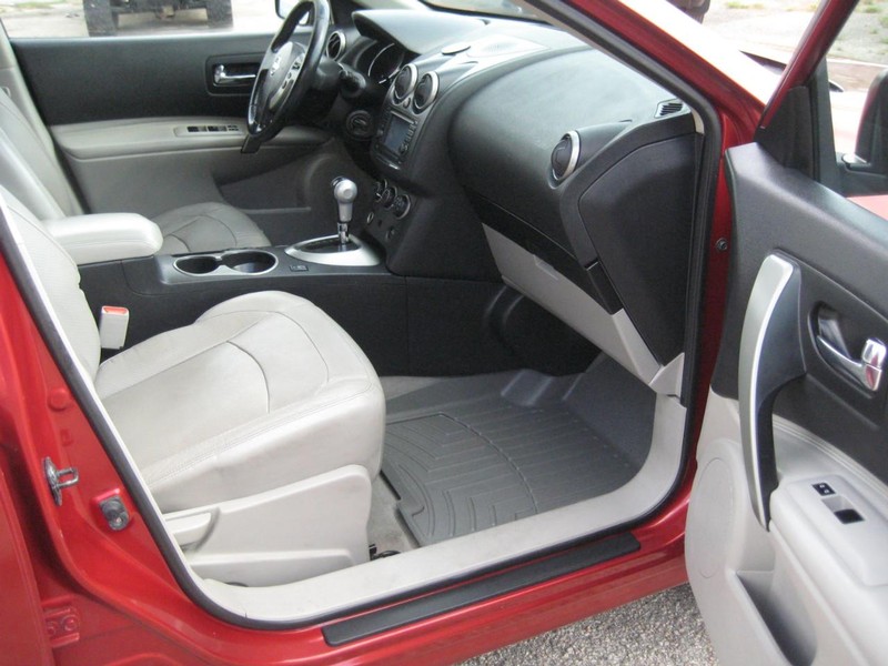 Nissan Rogue Vehicle Image 12