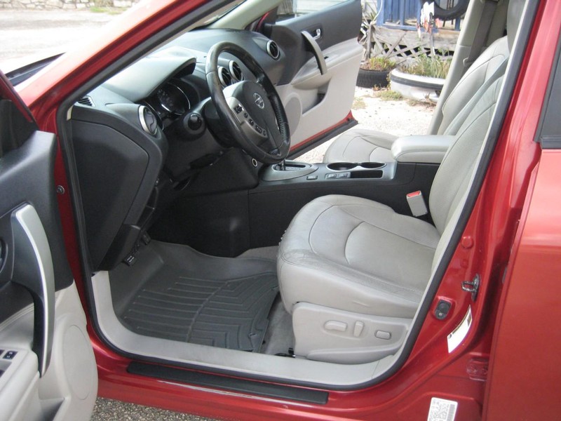 Nissan Rogue Vehicle Image 15