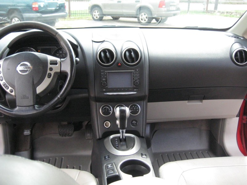 Nissan Rogue Vehicle Image 17