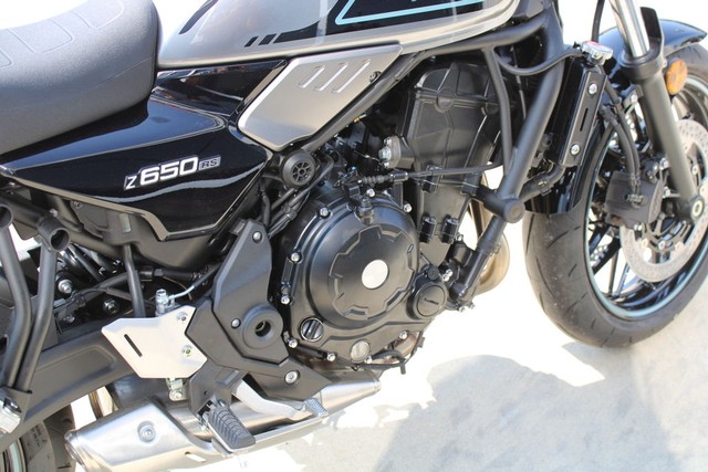 Kawasaki Z650RS Vehicle Image 09