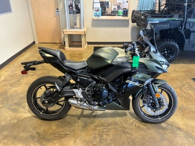 Kawasaki Ninja® 650 ABS Metallic Covert Green/Met Vehicle Image 04