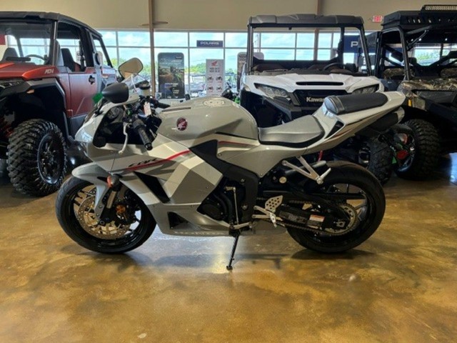 Honda CBR600RRT Vehicle Image 02