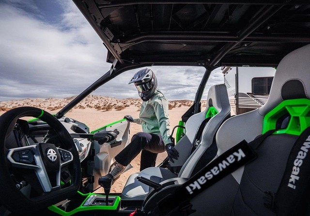 Kawasaki Teryx 4 H2 Deluxe ES Vehicle Image 04
