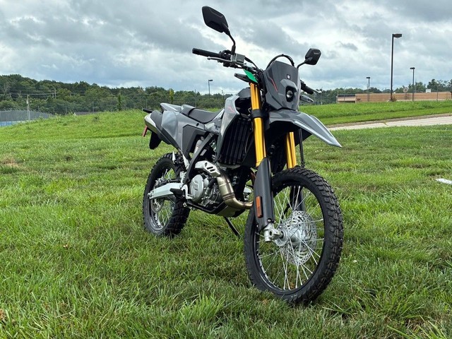 Suzuki DR-Z4S Vehicle Image 05