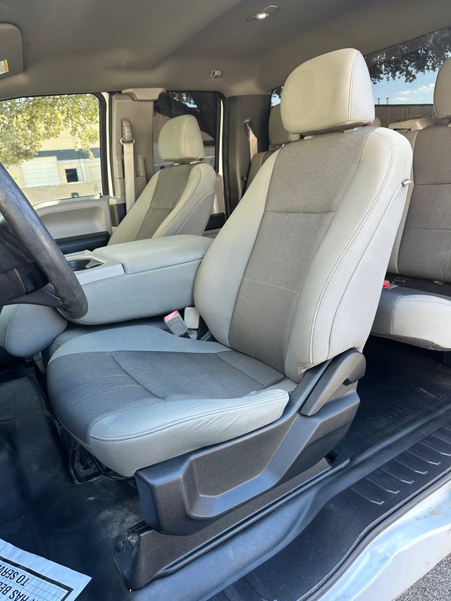 Ford F-150 Vehicle Full-screen Gallery Image 9